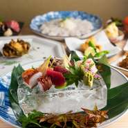 和歌山県出身のオーナーならではの仕入れルートで、産地直送の旬食材を入荷。季節感たっぷりの新鮮な美味しさに、思わず笑みがこぼれます。「ハモ」「フグ」「カニ」など、多彩な高級素材にもありつけます。