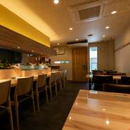 こだわり食材が織りなす『季節のコース』で、シーズンごとの宴会を楽しめます。店内奥には、プライベート感のある半個室も用意。予約時に予算や人数、利用シーンを伝えて、セミオーダーの宴会プランも相談できます。