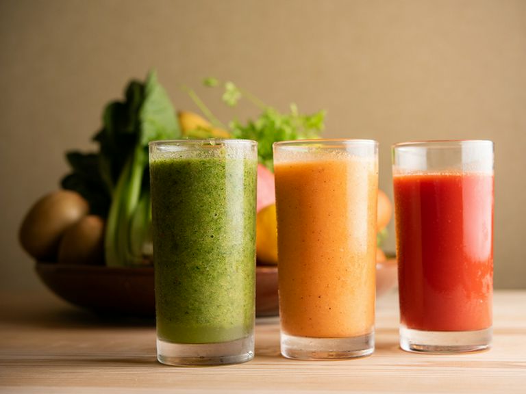 カラフルなビタミンカラーで元気に慣れそうな『生野菜酎ハイ』