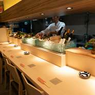 シンプルな装飾は人の心を和ませ、料理の色彩を際立たせています。木の温もり溢れデート、女子会、接待に最適。特に、カウンター席は料理人の顔が見え臨場感溢れ目でも食しても楽しめるところが人気。