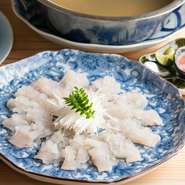 旬の新鮮な食材を仕入れ、春夏秋冬の滋味を多彩な料理に昇華。例えば『鱧しゃぶ』など、上質な鍋料理などの王道から創作料理まで幅広いバリエーションで提供されます。訪れる度に変わる日替りメニューを楽しめます。