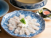 旬の新鮮な食材を仕入れ、春夏秋冬の滋味を多彩な料理に昇華。例えば『鱧しゃぶ』など、上質な鍋料理などの王道から創作料理まで幅広いバリエーションで提供されます。訪れる度に変わる日替りメニューを楽しめます。