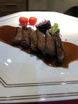赤ワインに特製のタレ！を
合わせて、煮詰めたソースで
お召し上がりください。