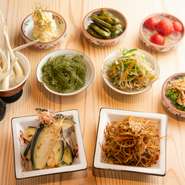 四季折々の食材でつくる、様々な『おばんざい』が好評。中でも『きんぴらごぼう』は「手間ひまかかっているね」「とても繊細で美味しい」とゲストから好評なんだとか。真心込めてすべて手づくりした和む味わいです。