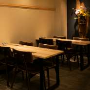 木材をふんだんに使用した大人のくつろぎ空間で、ゆったり語り合う宴会が叶います。半個室もあり、歓送迎会や暑気払いだけでなく接待での会食も可能。予算や好みに応じて、飲み放題オプションもつけられます。