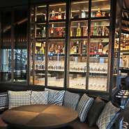 まるで海外にいるような、ラグジュアリーなディナータイム。60種を超える豊富なワインの種類に加えて、コニャック、グラッパ等世界のお酒。もちろん、地酒の泡盛もご用意。