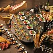 常時100品（平日ランチは約50品）。料理長オリジナルのアペタイザー、地元の恵みいっぱいの野菜やフルーツ。離乳食やお子様メニューから本格中華はじめ、世界の名物料理まで。家族揃ってお楽しみください。
