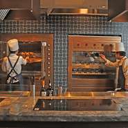 ホテルレストランだからこそ楽しめる出来たてパスタ。豪快なシェラスコやロティサリーチキン。熱々のこだわりラーメンやフォー。和食の料理人がカリッと揚げる錦針菜の天ぷらはオススメです。

