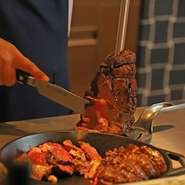 豪快なグリルメニュー、目の前で握る本日のお寿司。赤白、シャンパン合わせて60種類以上のワイン（ワインは別途ボトル料金がかかります）。綿あめに、ソフトクリーム。家族みんなが楽しめる一品がお待ちしています。