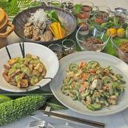 ポーポー焼きに添える西表島産の金柑コンフィ。旬のヘチマは中華料理でご用意。石垣島産のパパイヤやハンダマやサラダは島レモン塩とオリーブオイルがオススメ。前菜からデザートまで島の恵みを散りばめました。
