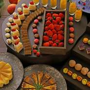 ディナーブッフェと週末ブッフェではパティシエの創作スイーツ、子供と一緒に作れる綿あめ、かき氷、ソフトクリームなどデザートまでゆっくりお楽しみいただけます。離乳食、子供椅子、ソファー席も充実。