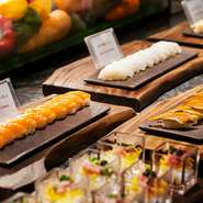 ゆったりお楽しみいただくディナータイムは種類も豊富。
