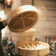 ワインにもぴったりな中華料理が並びます。
タイやスリランカ、ベトナム料理など、ヘルシーなアジアンフードも充実。