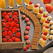 季節ごとに変わる、パティシエこだわりのスイーツ。
とろけるムースや華やかなケーキなど、その時季ならではの味わいをお楽しみいただけます。
一口ごとに感じる、季節の香りと甘い幸せをぜひ。