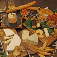 大人のおつまみにも、お子様のおやつにも嬉しいチーズやドライフルーツとナッツ類。手作りジャムやたっぷりのはちみつとご一緒にどうぞ。
