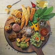 一晩じっくりと漬け込んでパリッと仕上げるフレンチトースト。チーズやヘルシーフードが並ぶ洋食。1日の始まりをお好みの朝ごはんでスタートしてください。