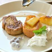 バゲットを一晩じっくりと染み込ませた焼き立てフレンチトーストは黒糖とユーグレナの2種類。
グリルパインやタピオカヨーグルトソースなど、手作りの付け合せもお楽しみください。

