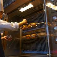 ライブ感溢れるオープンキッチン。クッキングパフォーマンスを楽しむだけでなく、調理工程を包み隠さずゲストに公開することで、安心と安全も提供しています。