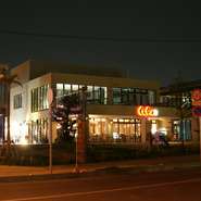 ビーチが向かいにあり、テラスでは爽やかな潮風を感じることができます。また、夜には店名の通り美しい月を眺めることも。夜空を眺めながら、ゆったりとお酒や料理楽しむ贅沢な時間を過ごせます。