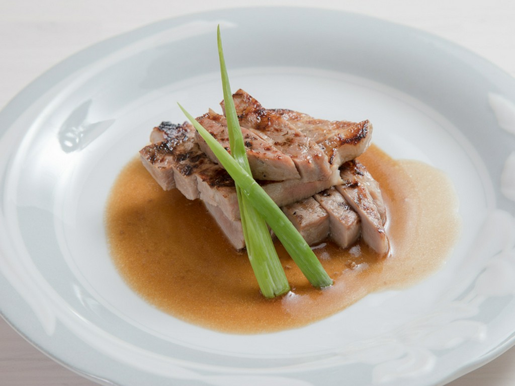 沖縄県産の肉や、九州で水揚げされた魚介などを仕入れ