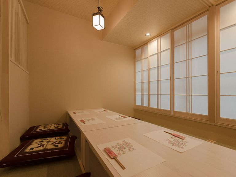 周囲に気兼ねなく食事ができる個室は、接待や会食に