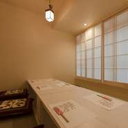 4名用の完全個室や、2～6名まで人数によって選べる半個室4室を完備。造りや煮物、焼物といった料理が楽しめる『桜コース』などコース料理が2種類あり、接待や会食にも最適です。