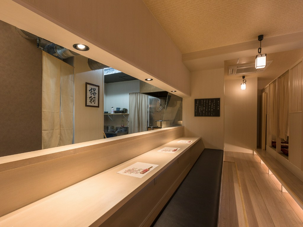 カウンター席があり、一人での食事にもおすすめ