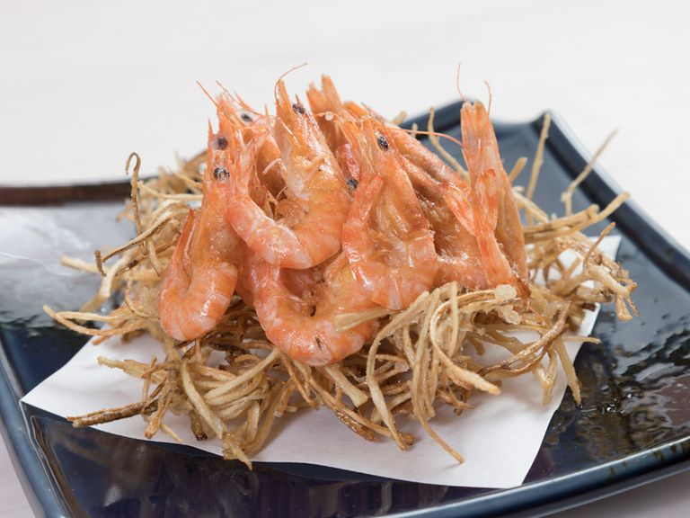 カリカリに揚げられた食感が、やみつきになる『車海老とゴボウのかき揚げ』