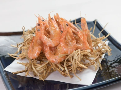 カリカリに揚げられた食感が、やみつきになる『車海老とゴボウのかき揚げ』