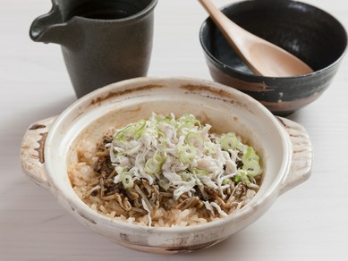 南琉球で長年愛されてきた、ゆずの爽やかな香りが漂う炊き込みご飯『鶏飯』