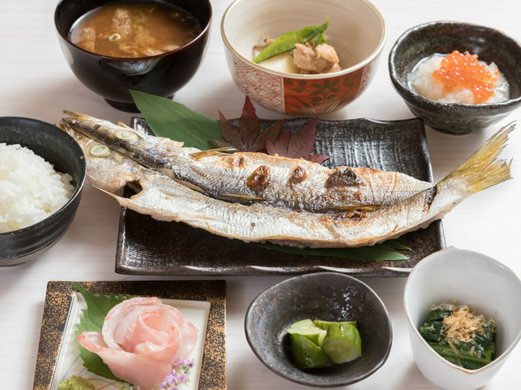 新鮮な魚介や地元産の肉を使用した料理が味わえる、ランチメニュー『日替わり御膳』