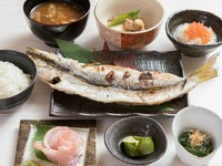 新鮮な魚介や地元産の肉を使用した料理が味わえる、ランチメニュー『日替わり御膳』