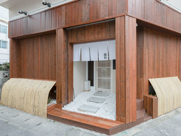 久米大通り沿いにある、落ち着いた佇まいの外観