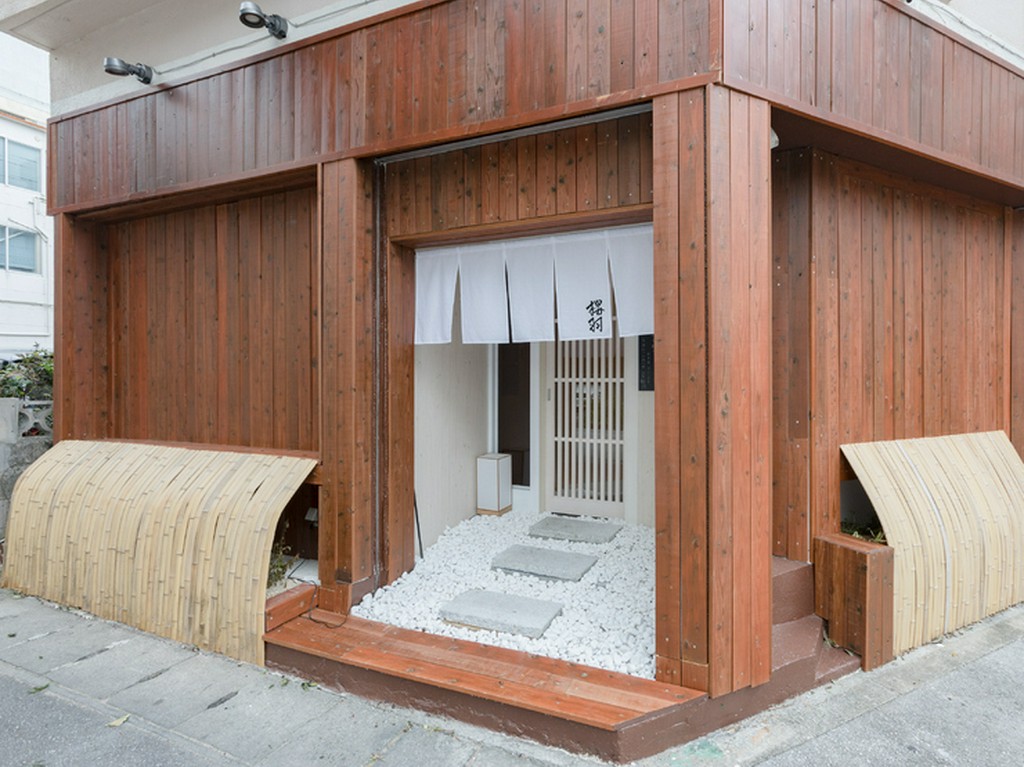 久米大通り沿いにある、落ち着いた佇まいの外観