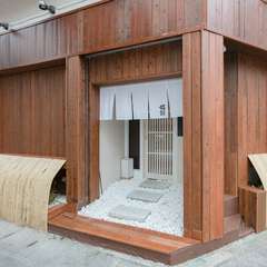 久米大通り沿いにある、落ち着いた佇まいの外観