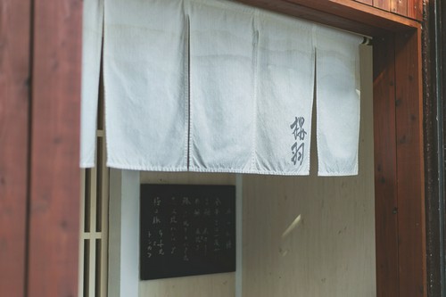白木を基調とし、高級感のある雰囲気の店内
