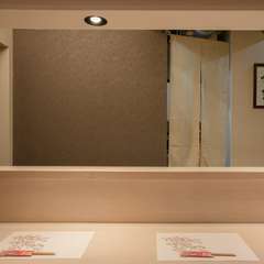 白木を基調とし、高級感のある雰囲気の店内