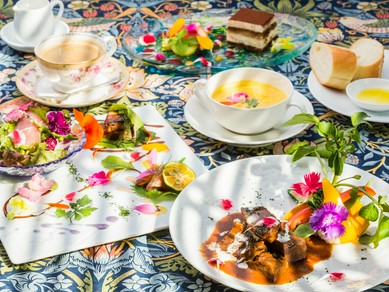 南城市産の新鮮野菜。色とりどりのエディブルフラワー『前菜』。※写真はコース料理の一部として