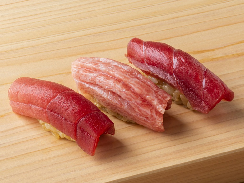 赤シャリと絶妙に絡み合う、氷温熟成で旨みを凝縮させた『鮪』