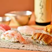 福岡・豊洲市場で仕入れる、旬の鮮魚がズラリ。職人が手間ひま惜しまず仕込んだ、上質な握りを堪能できます。四季折々の素材の持ち味を生かしたネタは、新鮮なものだけでなく、時に熟成させ旨みを引き出します。