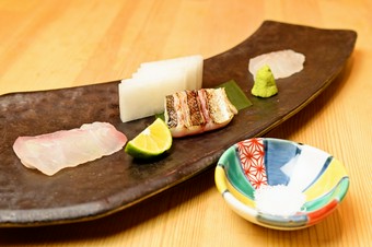 お好みで提供。旬の鮮魚を堪能する、季節感ある『お造り三点盛り合わせ』