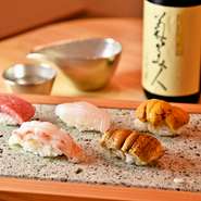 店主の目利きで仕入れたネタをその日の“最高”の状態で味わう特上握り。愛情込めて丹精に仕込んだネタは格別です。シャリとネタとの絶妙なマリアージュに思わず笑みがこぼれます。