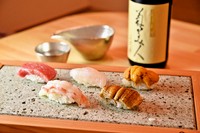 ネタに合わせた握り方に職人技が光る『握りおまかせ 特上5貫』