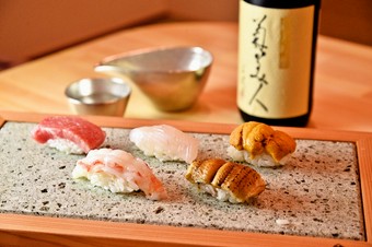 ネタに合わせた握り方に職人技が光る『握りおまかせ 特上5貫』