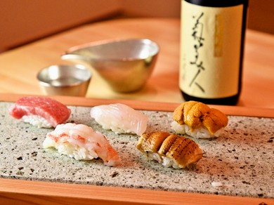 ネタに合わせた握り方に職人技が光る『握りおまかせ 特上5貫』