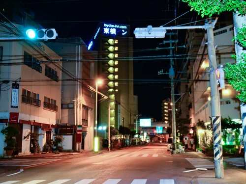 国道58号線沿い。旭橋駅 徒歩4分、 美栄橋駅 徒歩7分