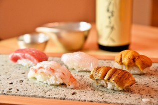 全国各地から直送される旬の味覚を愉しむ『握り寿司』