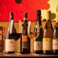 ドリンクは日本酒からワインまで幅広く、リーズナブルな価格帯で提供。お酒が苦手な方には嬉しいことに、ノンアルコールカクテルも豊富に用意されています。料理とあわせて味わってみてはいかが。