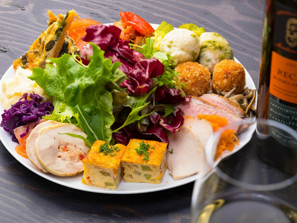 季節によって変わる内容もお楽しみ。バラエティ豊かな『前菜盛り合わせ』