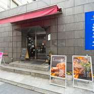 日常の中のちょっとした贅沢に利用したい【lasette　cartello】。自社開発のジェラートが味わえるジェラテリアも併設されており、カフェのようにも活用できます。多彩なシーンで活躍する一軒です。